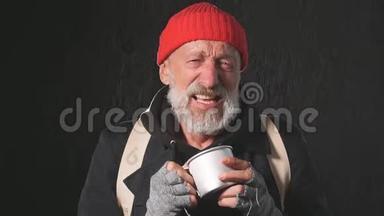 悲壮的老年男流浪汉穿暖衣服拿钱罐的画像